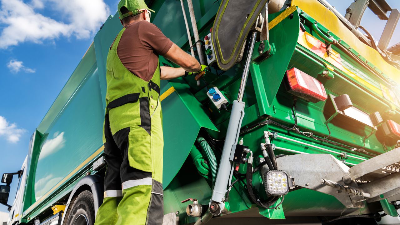Os caminhões basculantes também são utilizados para a coleta seletiva, especialmente para o recolhimento de resíduos volumosos e entulhos de construção civil.