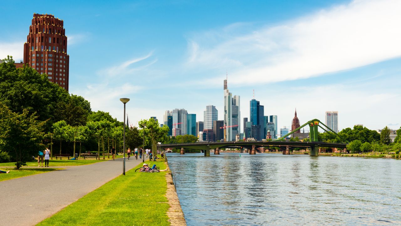 Frankfurt é uma cidade comprometida com a preservação do meio ambiente. Com uma extensa rede de parques e áreas verdes, os cidadãos desfrutam de um ambiente saudável e de qualidade. Além disso, iniciativas de sustentabilidade, como a coleta seletiva de resíduos e a promoção da energia renovável, fazem de Frankfurt um exemplo a ser seguido na proteção do meio ambiente