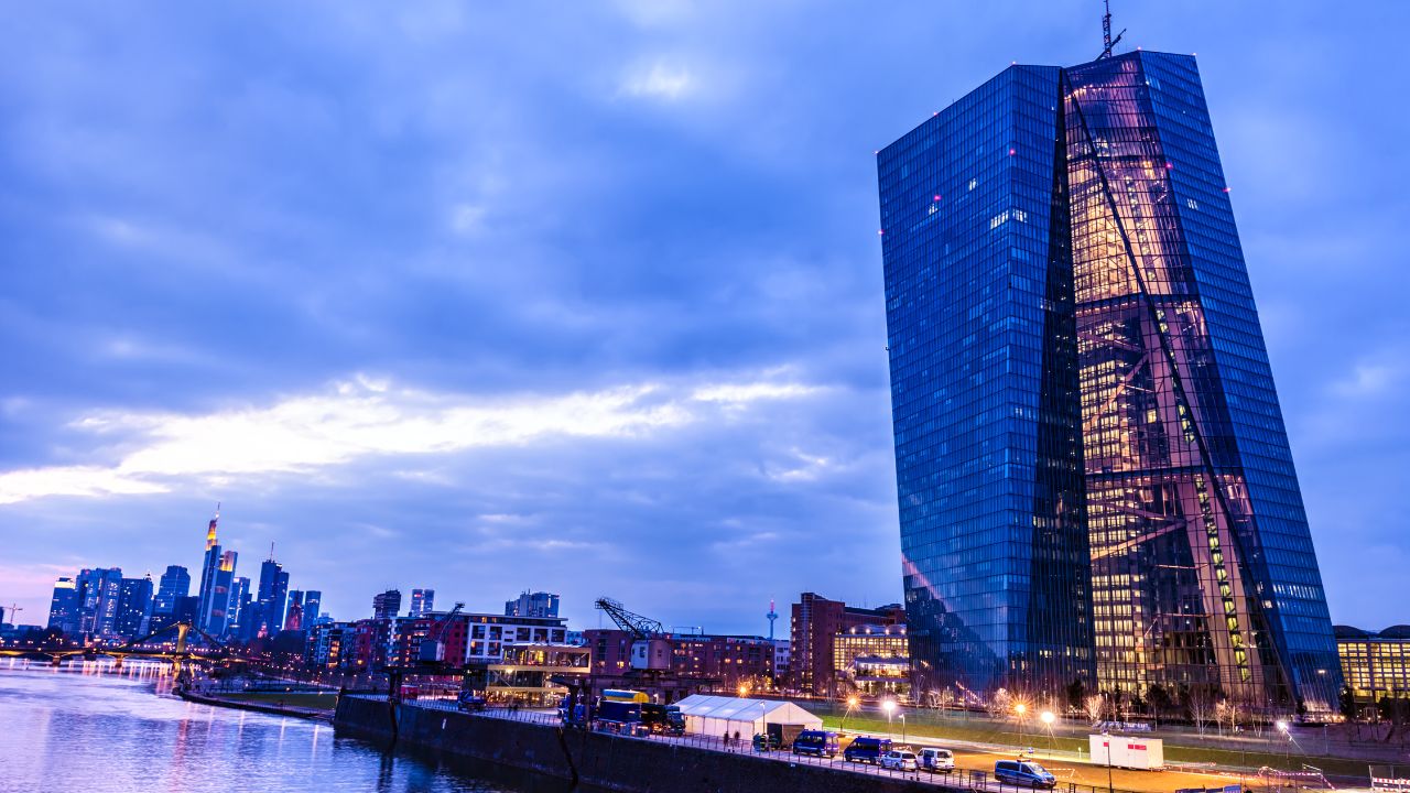 O Banco Central Europeu (BCE) tem sua sede em Frankfurt, Alemanha. Como o principal órgão responsável pela política monetária da Eurozona, o BCE desempenha um papel crucial na estabilidade financeira e na supervisão dos bancos. Sua localização em Frankfurt fortalece a posição da cidade como centro financeiro e destaca a importância de Frankfurt no contexto econômico europeu.
