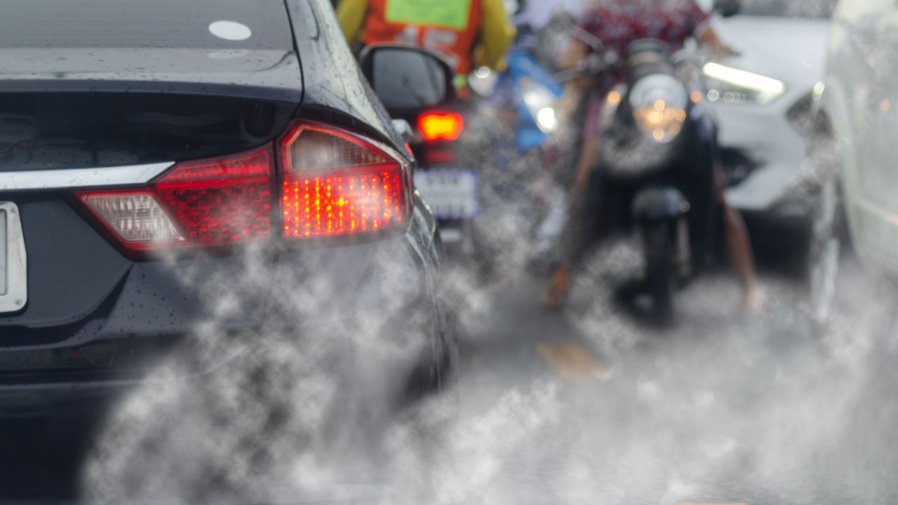 Os automóveis são uma das principais fontes de poluição atmosférica, liberando gases nocivos como CO2, NOx e partículas finas. A transição para veículos elétricos e o incentivo ao transporte público são medidas importantes para reduzir esse impacto.