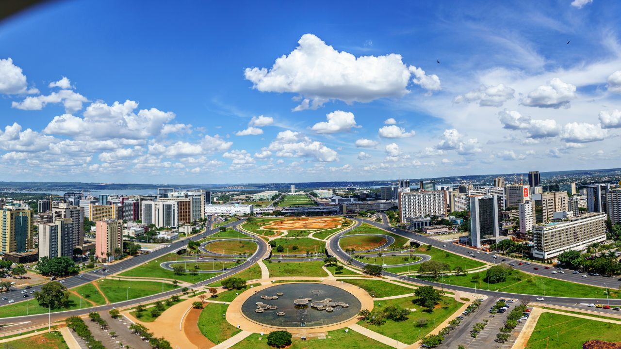 Brasília tem sido palco de importantes debates sobre a sustentabilidade. A capital federal recebeu a Conferência Nacional do Meio Ambiente (CNMA) diversas vezes, reunindo diferentes setores da sociedade para discutir políticas públicas ambientais.
