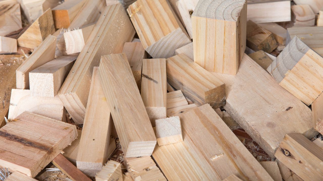 Os resíduos de madeira podem ser reutilizados para a produção de móveis, como mesas, cadeiras e estantes, agregando valor ao material descartado.