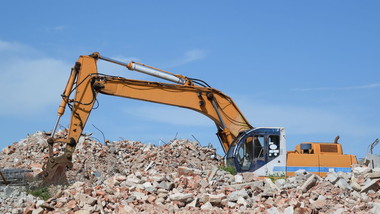 Os resíduos da construção civil representam um grave problema ambiental devido ao descarte inadequado. A solução está na implantação de sistemas de coleta e reciclagem, reduzindo o impacto ambiental.