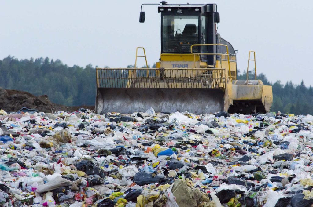 A destinação de resíduos exige locais afastados de áreas habitadas e mananciais, evitando riscos à população e à água.