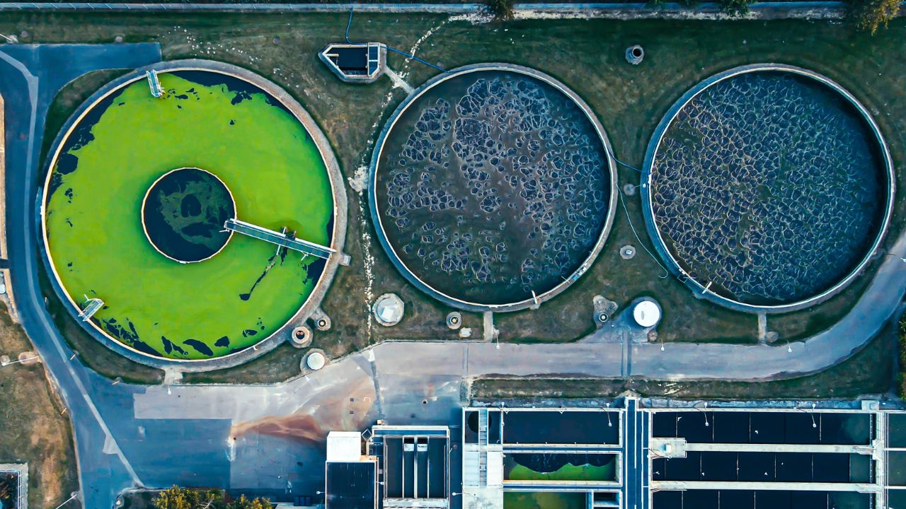 O tratamento de esgoto sanitário é vital para a saúde pública e a preservação do meio ambiente. Técnicas avançadas, como os sistemas de lodos ativados, transformam águas residuais em recursos mais limpos, reduzindo a poluição e protegendo ecossistemas aquáticos.