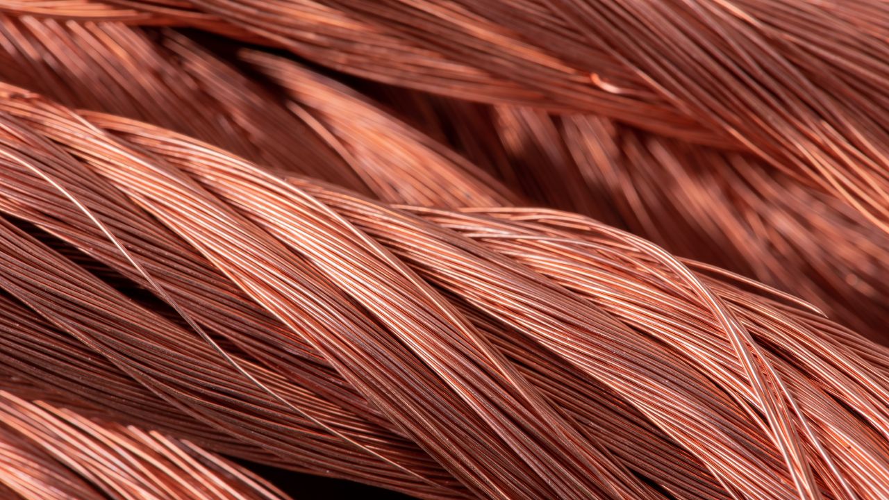 A reciclagem de fios elétricos contribui para uma grande quantidade de cobre recuperado. O cobre é um metal valioso e altamente condutor, amplamente utilizado na indústria. A reciclagem de fios elétricos permite a extração eficiente desse cobre, reduzindo a necessidade de mineração e preservando os recursos naturais.