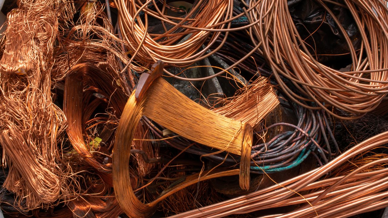 A reciclagem de fios elétricos que contêm cobre pode ser uma fonte lucrativa de renda. Ao coletar e processar esses fios, é possível extrair e revender o cobre recuperado a preços competitivos. Com uma estratégia eficiente de reciclagem, é possível obter um retorno financeiro significativo com a venda desses metais valiosos.