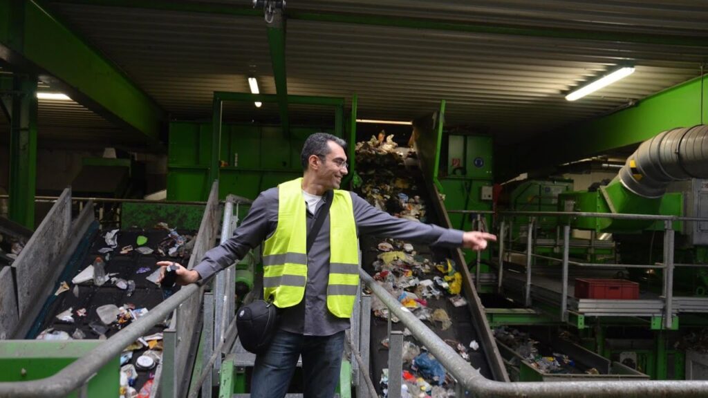 Os negócios com centrais de triagem automatizadas estão revolucionando a indústria de reciclagem. A automação permite uma triagem mais eficiente, precisa e rápida dos materiais, aumentando a capacidade de processamento e reduzindo os custos operacionais. Essa abordagem inovadora impulsiona a sustentabilidade, a produtividade e o crescimento dos negócios no setor de reciclagem.
