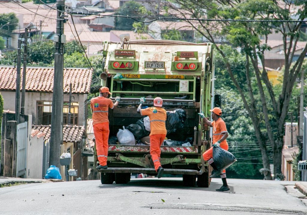 O servico de coleta de lixo é explicado dentro do maior portal sobre resíduos em língua portuguesa. portalresiduossolidos.com