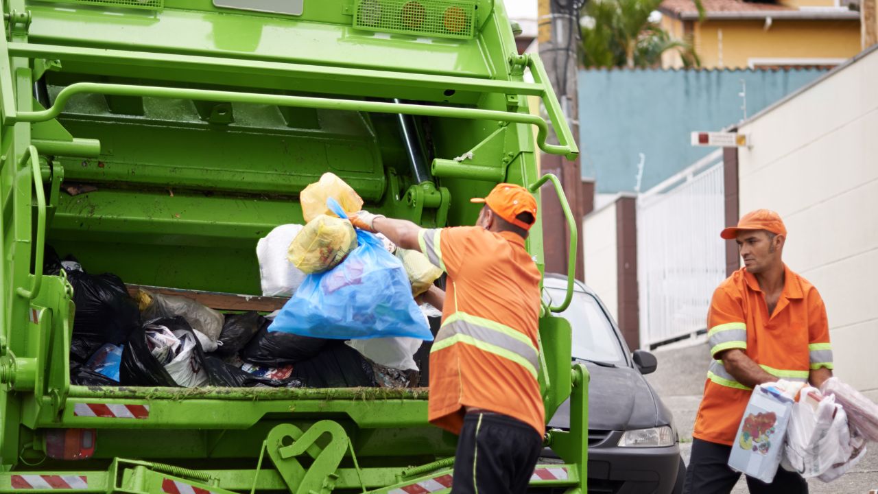 O serviço de coleta de lixo é fundamental para a saúde pública e o meio ambiente