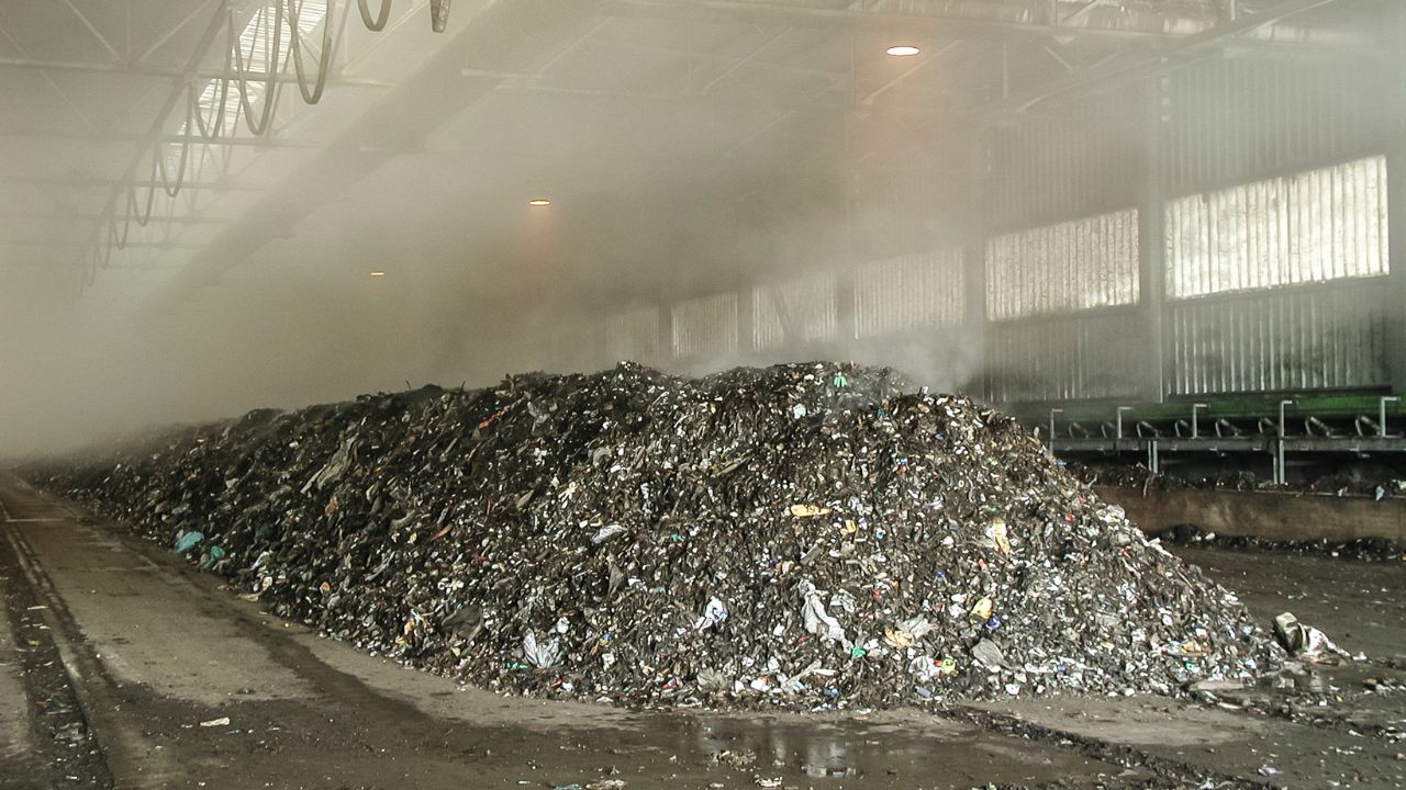 O tempo de compostagem varia de alguns meses a um ano, dependendo dos métodos e condições. Compostagem aeróbica mais rápida ocorre em sistemas de alta temperatura, enquanto compostagem tradicional pode levar de 6 meses a 2 anos.