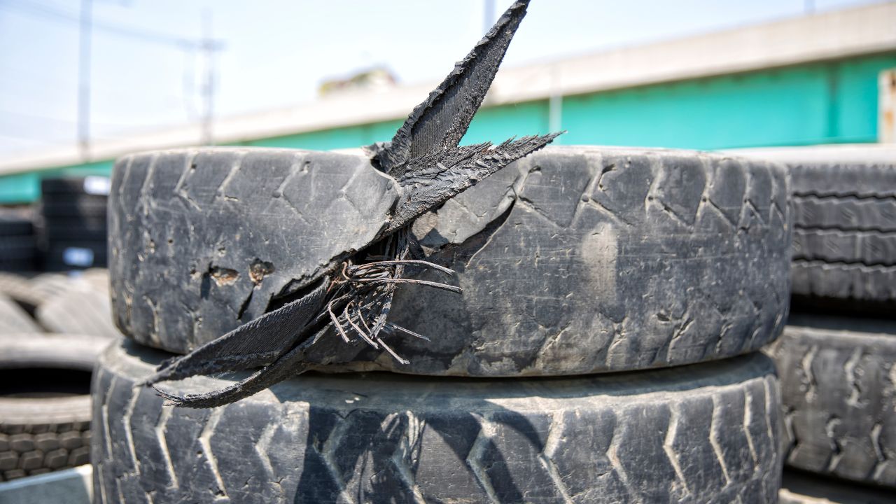 Pneus Descartados: Desafio e Oportunidade: A grande quantidade de sucatas de pneus geradas é um problema ambiental. Contudo, a reciclagem de pneus usados pode criar produtos como borracha granulada, pavimentos e até mesmo artigos de moda sustentável.