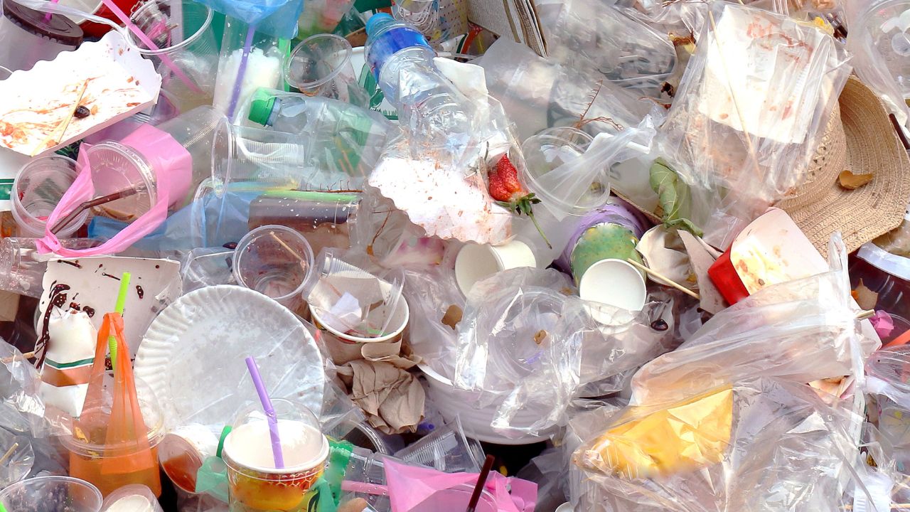 Desafio dos Plásticos Descartados: A enorme quantidade de sucatas de plásticos é um problema global. Reciclar plásticos usados em novos produtos é uma abordagem sustentável, reduzindo a poluição e incentivando a economia circular.