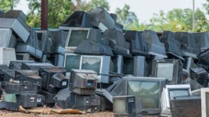 Desafio dos Resíduos Eletrônicos: O descarte inadequado de resíduos eletrônicos representa um risco ambiental, devido a substâncias tóxicas. A reciclagem correta ajuda a recuperar metais preciosos e reduzir a poluição.