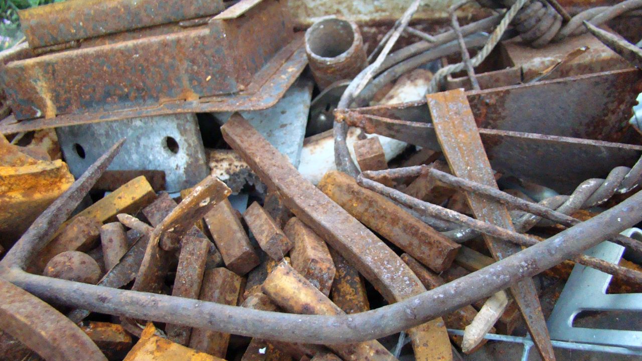 Sucatas metálicas têm origem em resíduos industriais, construções, veículos descartados e aparelhos eletrônicos obsoletos. São coletadas, processadas e recicladas para evitar o desperdício e a exploração de recursos naturais.
