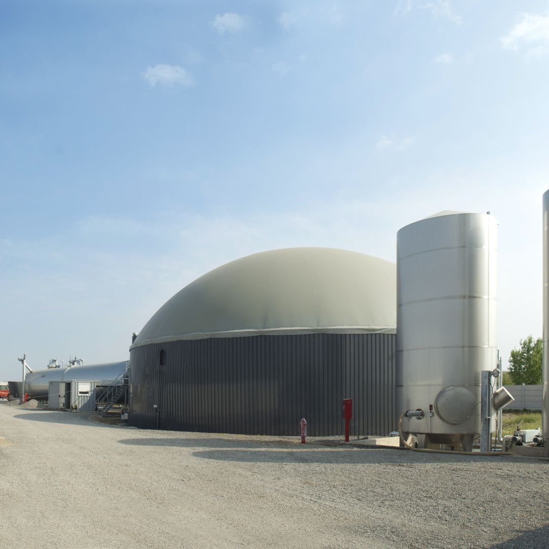 Usinas de biogás tratam resíduos orgânicos por meio da digestão anaeróbica, transformando esses materiais em biogás, uma fonte de energia renovável.